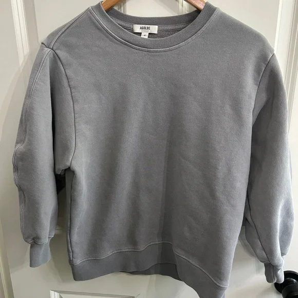 Agolde 3/4 length sleeve sweatshirt in a beautiful smokey grey color. - Picture 4 of 10